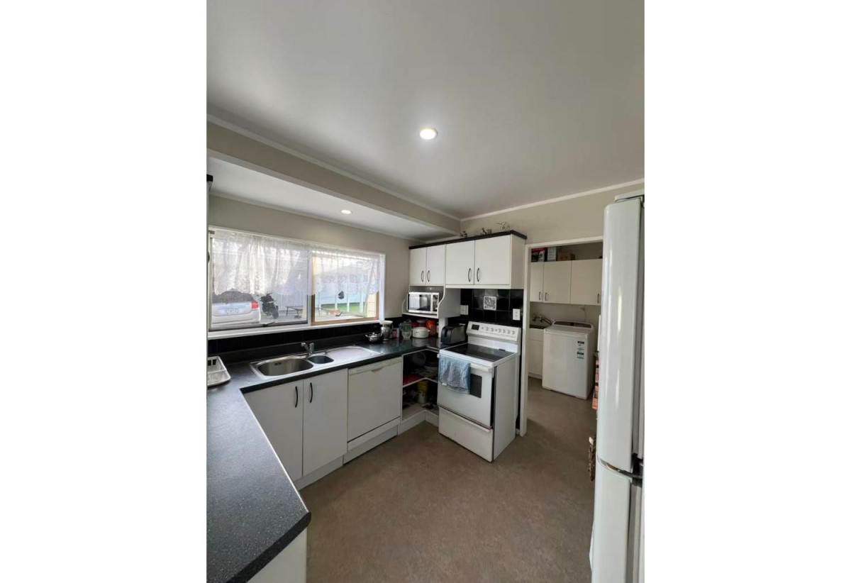 For rent, Macleans College zone, 3 beds 1 bath house with garage and carport, available 15th June, 44 Galsworthy Place, Bucklands Beach, Auckland