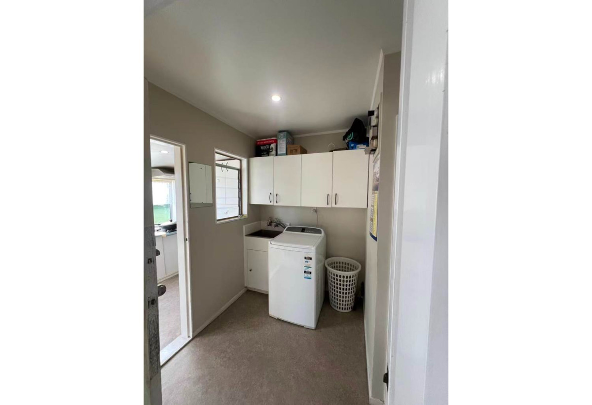 For rent, Macleans College zone, 3 beds 1 bath house with garage and carport, available 15th June, 44 Galsworthy Place, Bucklands Beach, Auckland