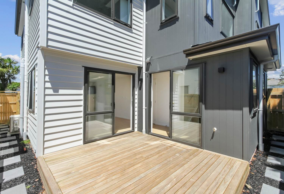 Next to scenic coastal walkways, 145m2 Brandnew 3 beds 2.5 baths home with garage, Zoned for Roscommon School, Waimahia Intermediate, and Manurewa/James Cook High Schools, close to Woolworths Manurewa & Clendon Park Pak N Save, 4/42 Kopara Place, Manurewa, Auckland