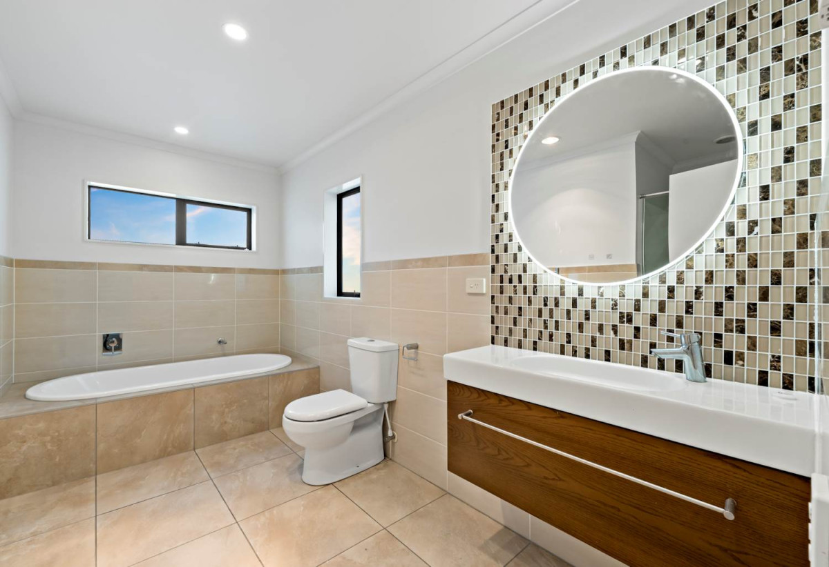 Renovated 5 bed 2.5 baths house with double garage on 368m2 section, Zoned for St Thomas School, Stonefields School, Selwyn College, and Glendowie College, close to parks, shops, supermarkets, 0.9 km to Stonefields School, 53 Donnelly Street, Stonefields, Auckland