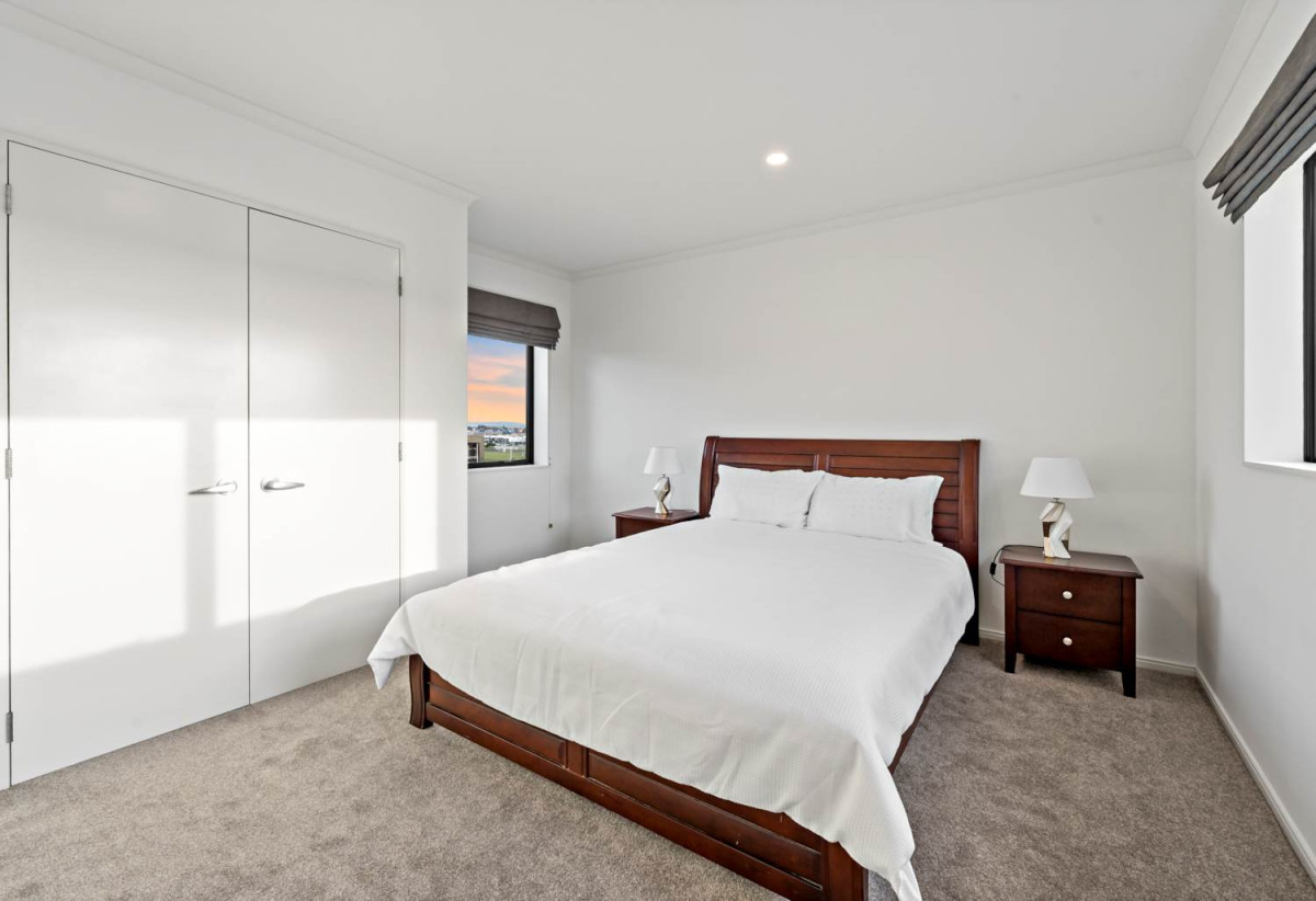 Renovated 5 bed 2.5 baths house with double garage on 368m2 section, Zoned for St Thomas School, Stonefields School, Selwyn College, and Glendowie College, close to parks, shops, supermarkets, 0.9 km to Stonefields School, 53 Donnelly Street, Stonefields, Auckland