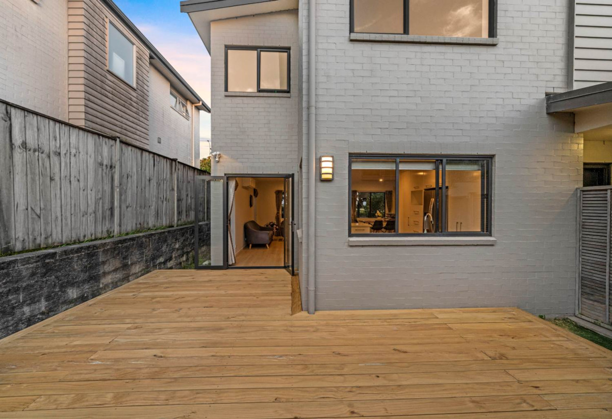 Renovated 5 bed 2.5 baths house with double garage on 368m2 section, Zoned for St Thomas School, Stonefields School, Selwyn College, and Glendowie College, close to parks, shops, supermarkets, 0.9 km to Stonefields School, 53 Donnelly Street, Stonefields, Auckland