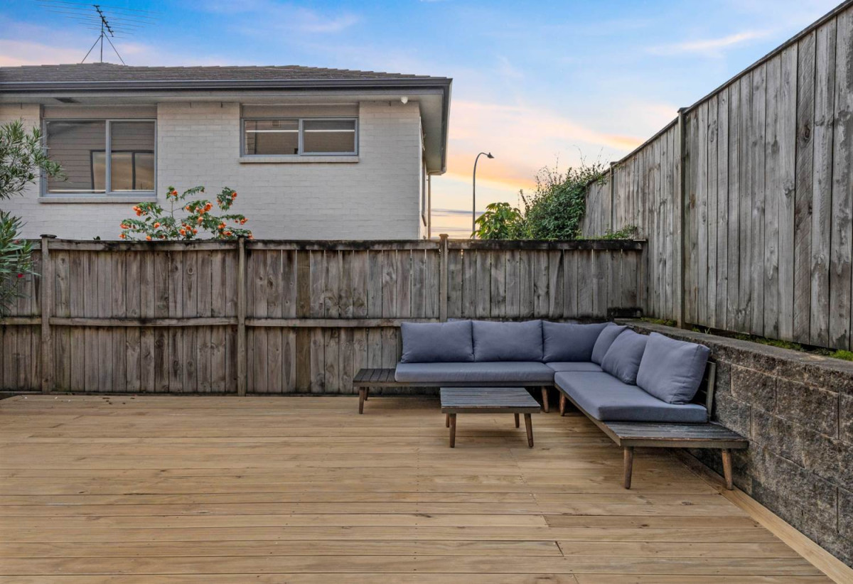 Renovated 5 bed 2.5 baths house with double garage on 368m2 section, Zoned for St Thomas School, Stonefields School, Selwyn College, and Glendowie College, close to parks, shops, supermarkets, 0.9 km to Stonefields School, 53 Donnelly Street, Stonefields, Auckland