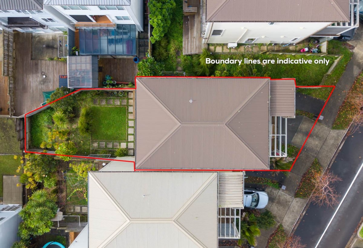 Standalone 4 beds + study room 3.5 baths house with garage, easy access to shops, schools, motorway access, 1.1 kmto Chapel Downs School, 2.1 km to Ormiston Senior College, 2.2 km to Ormiston Junior College, 5 Panakenake Way, Flat Bush, Auckland