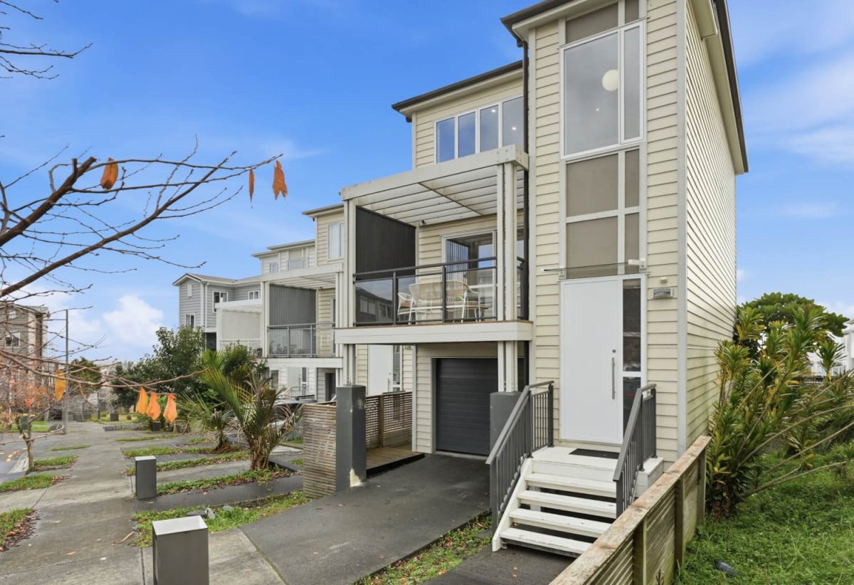 Standalone 4 beds + study room 3.5 baths house with garage, easy access to shops, schools, motorway access, 1.1 kmto Chapel Downs School, 2.1 km to Ormiston Senior College, 2.2 km to Ormiston Junior College, 5 Panakenake Way, Flat Bush, Auckland