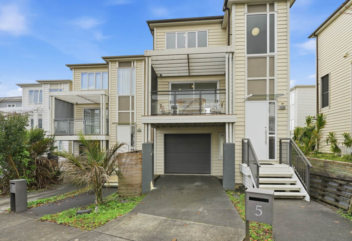 Standalone 4 beds + study room 3.5 baths house with garage, easy access to shops, schools, motorway access, 1.1 kmto Chapel Downs School, 2.1 km to Ormiston Senior College, 2.2 km to Ormiston Junior College, 5 Panakenake Way, Flat Bush, Auckland