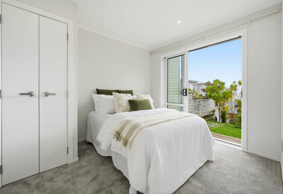 Standalone 4 beds + study room 3.5 baths house with garage, easy access to shops, schools, motorway access, 1.1 kmto Chapel Downs School, 2.1 km to Ormiston Senior College, 2.2 km to Ormiston Junior College, 5 Panakenake Way, Flat Bush, Auckland