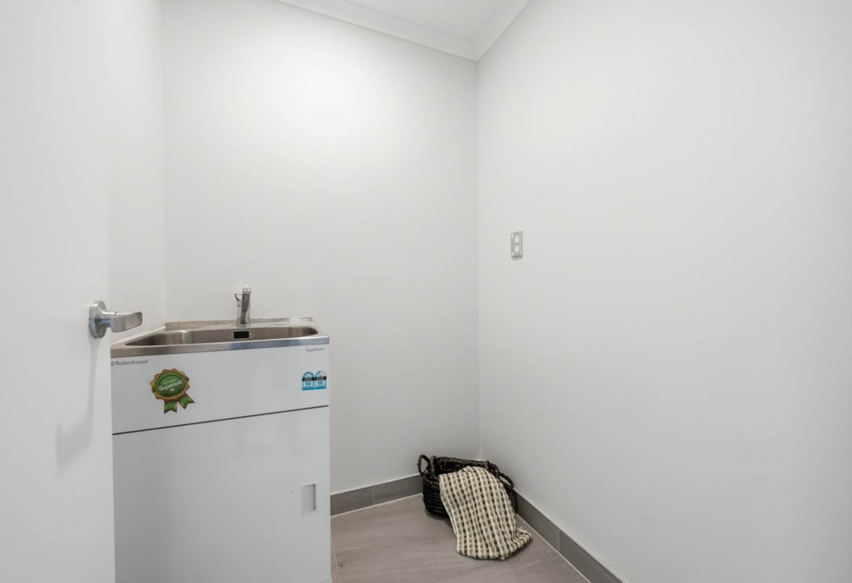 Standalone 4 beds + study room 3.5 baths house with garage, easy access to shops, schools, motorway access, 1.1 kmto Chapel Downs School, 2.1 km to Ormiston Senior College, 2.2 km to Ormiston Junior College, 5 Panakenake Way, Flat Bush, Auckland