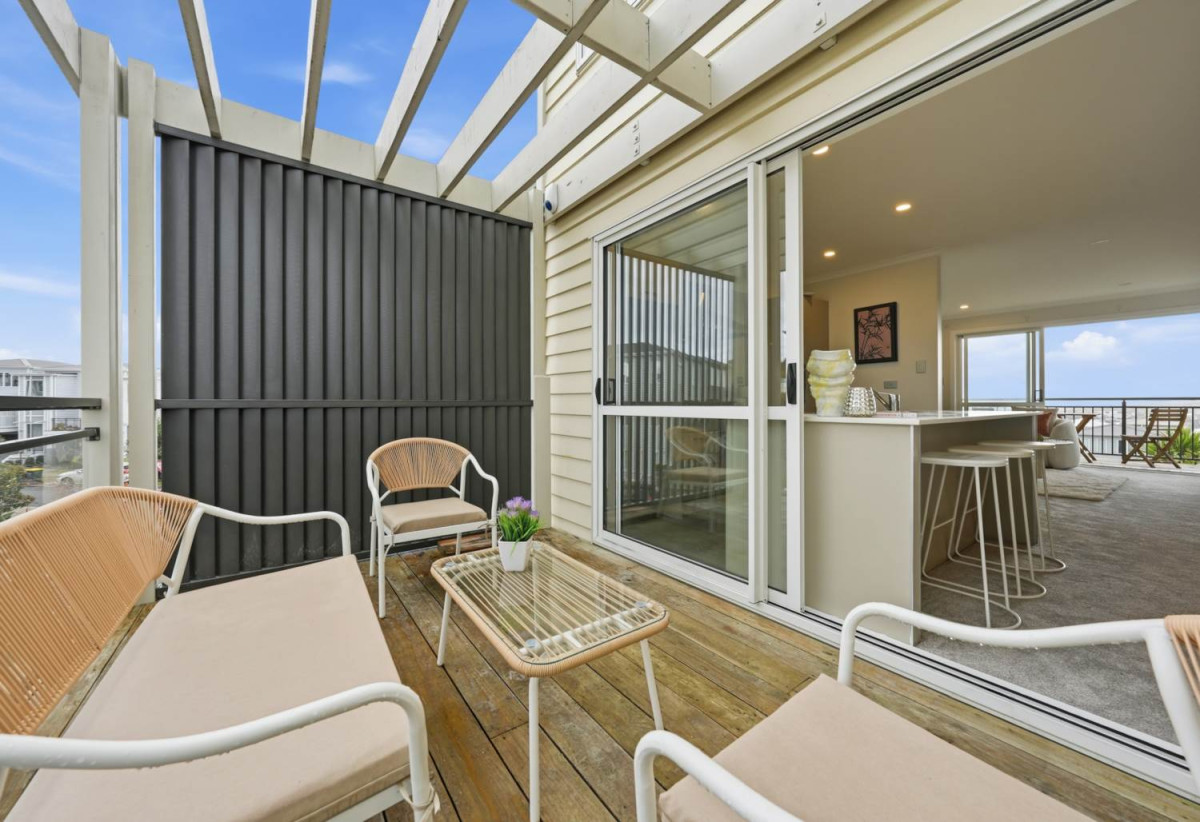 Standalone 4 beds + study room 3.5 baths house with garage, easy access to shops, schools, motorway access, 1.1 kmto Chapel Downs School, 2.1 km to Ormiston Senior College, 2.2 km to Ormiston Junior College, 5 Panakenake Way, Flat Bush, Auckland