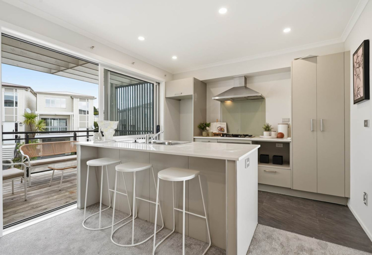 Standalone 4 beds + study room 3.5 baths house with garage, easy access to shops, schools, motorway access, 1.1 kmto Chapel Downs School, 2.1 km to Ormiston Senior College, 2.2 km to Ormiston Junior College, 5 Panakenake Way, Flat Bush, Auckland