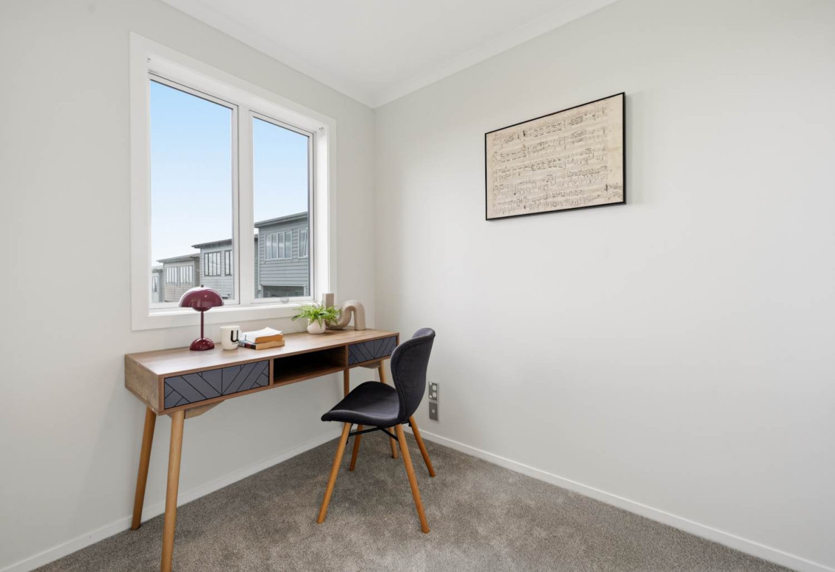 Standalone 4 beds + study room 3.5 baths house with garage, easy access to shops, schools, motorway access, 1.1 kmto Chapel Downs School, 2.1 km to Ormiston Senior College, 2.2 km to Ormiston Junior College, 5 Panakenake Way, Flat Bush, Auckland