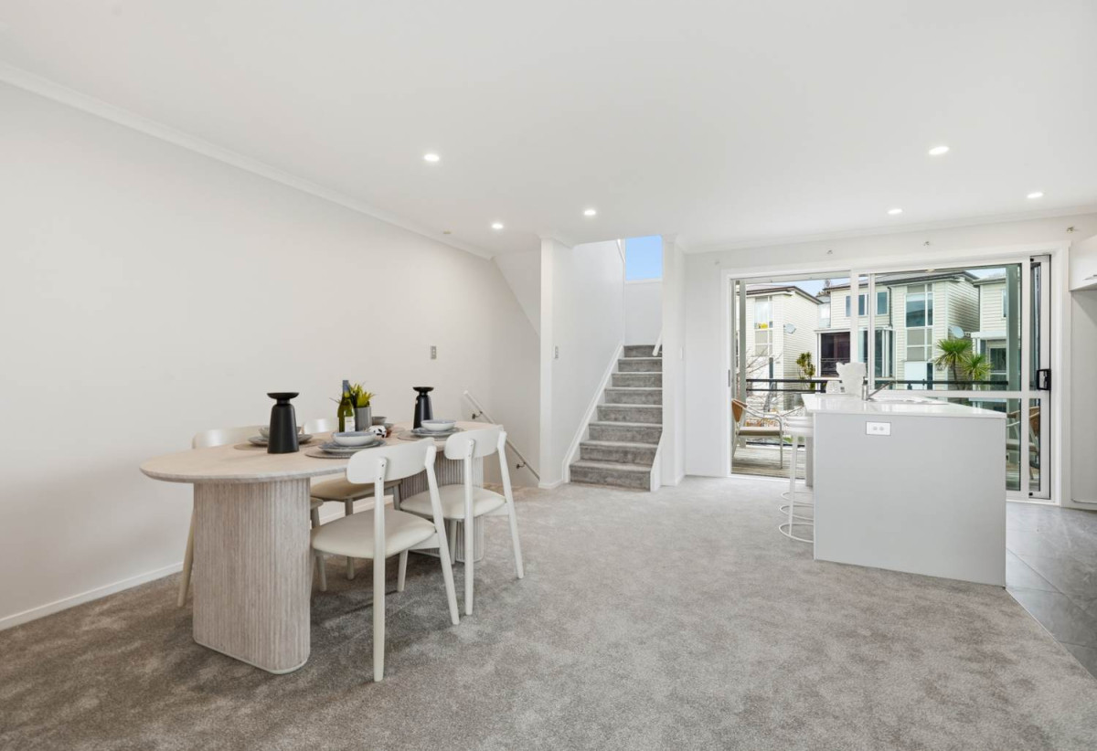 Standalone 4 beds + study room 3.5 baths house with garage, easy access to shops, schools, motorway access, 1.1 kmto Chapel Downs School, 2.1 km to Ormiston Senior College, 2.2 km to Ormiston Junior College, 5 Panakenake Way, Flat Bush, Auckland