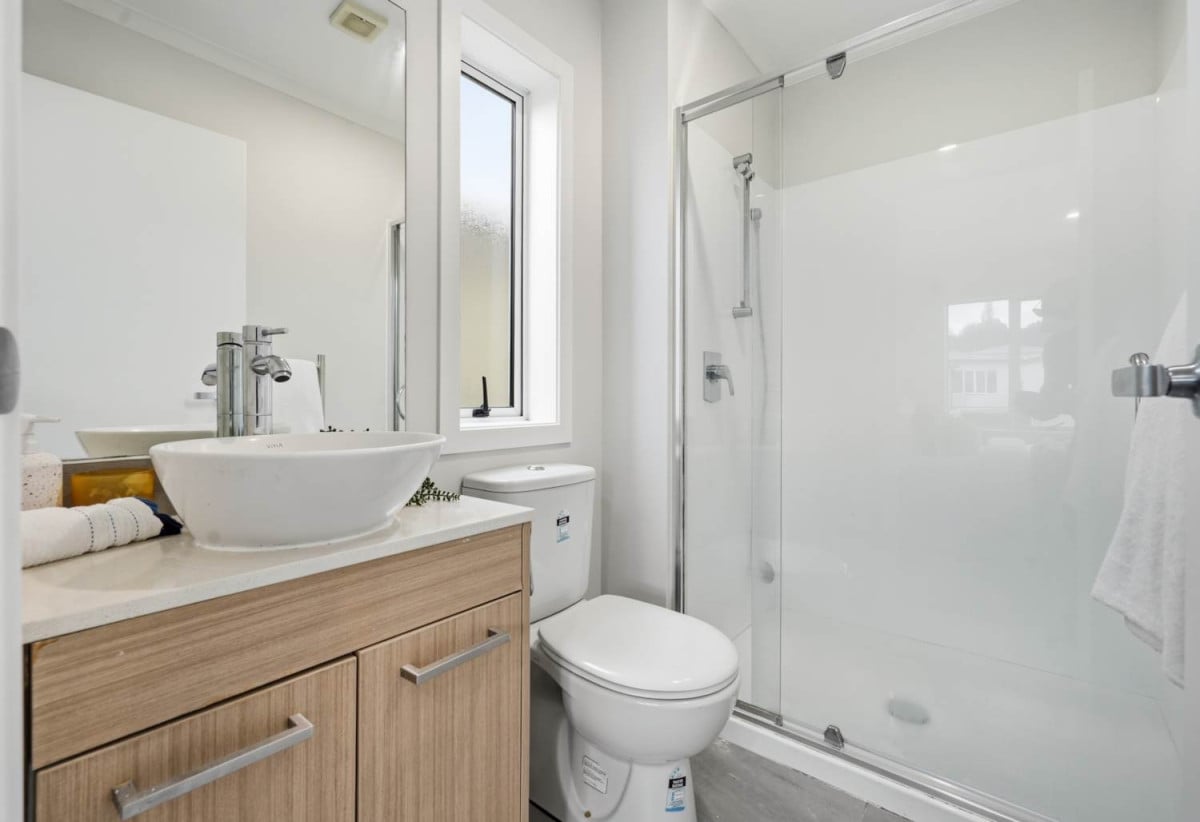 Standalone 4 beds + study room 3.5 baths house with garage, easy access to shops, schools, motorway access, 1.1 kmto Chapel Downs School, 2.1 km to Ormiston Senior College, 2.2 km to Ormiston Junior College, 5 Panakenake Way, Flat Bush, Auckland