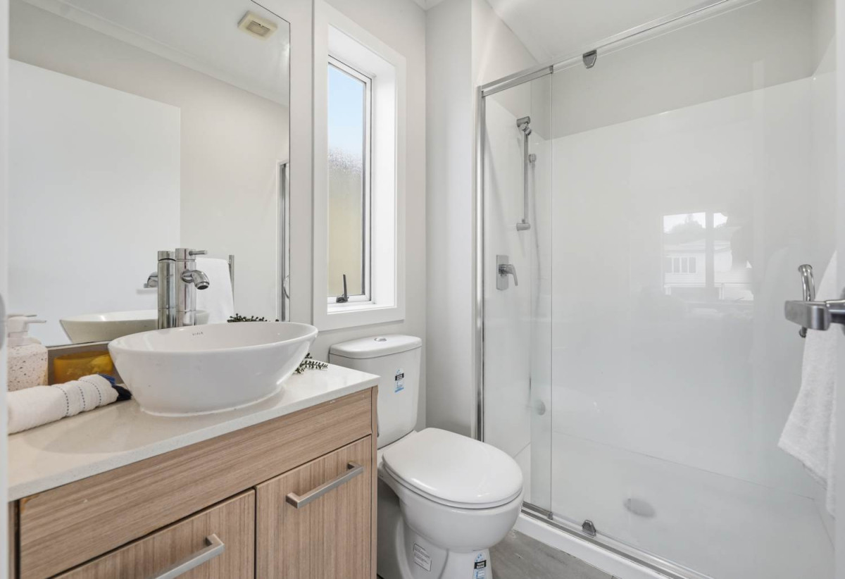 Standalone 4 beds + study room 3.5 baths house with garage, easy access to shops, schools, motorway access, 1.1 kmto Chapel Downs School, 2.1 km to Ormiston Senior College, 2.2 km to Ormiston Junior College, 5 Panakenake Way, Flat Bush, Auckland