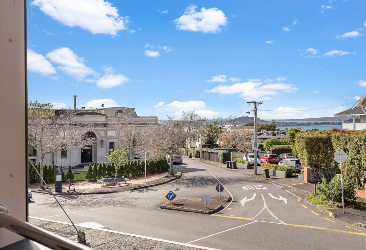 Must sell, Overseas Owner, Double Grammar school zone, 57m2 1 bed 1 bath apartment, A rare highlight is secure tandem parking for two vehicles, plus excellent storage, close to shops, 0.6 km to Parnell School, 1.7 km to Auckland Grammar, 2.1 km to Epsom Girls’ Grammar School, 7/387 Parnell Road, Parnell, Auckland