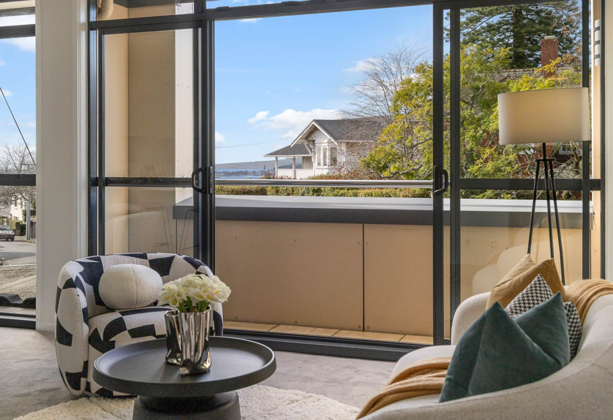 Must sell, Overseas Owner, Double Grammar school zone, 57m2 1 bed 1 bath apartment, A rare highlight is secure tandem parking for two vehicles, plus excellent storage, close to shops, 0.6 km to Parnell School, 1.7 km to Auckland Grammar, 2.1 km to Epsom Girls’ Grammar School, 7/387 Parnell Road, Parnell, Auckland