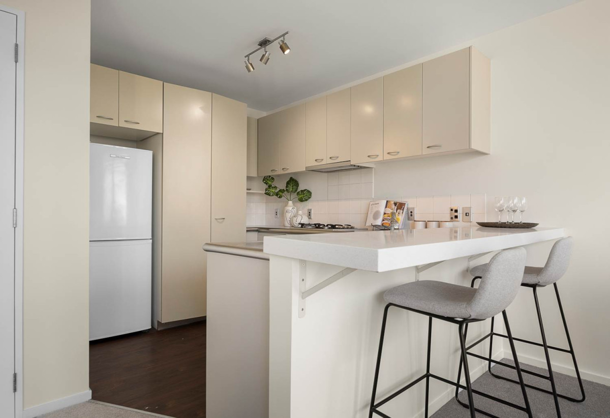 Must sell, Overseas Owner, Double Grammar school zone, 57m2 1 bed 1 bath apartment, A rare highlight is secure tandem parking for two vehicles, plus excellent storage, close to shops, 0.6 km to Parnell School, 1.7 km to Auckland Grammar, 2.1 km to Epsom Girls’ Grammar School, 7/387 Parnell Road, Parnell, Auckland