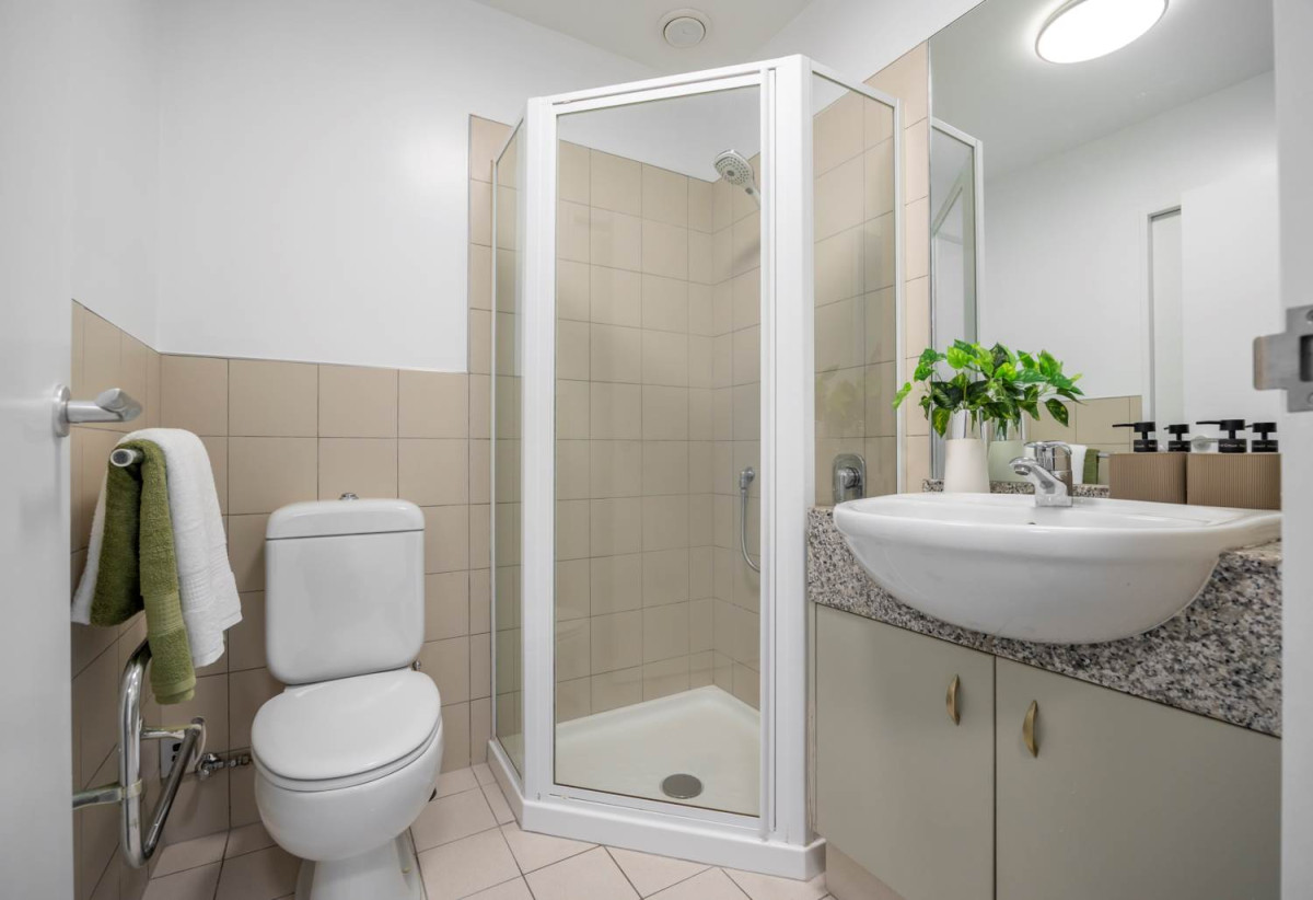 Must sell, Overseas Owner, Double Grammar school zone, 57m2 1 bed 1 bath apartment, A rare highlight is secure tandem parking for two vehicles, plus excellent storage, close to shops, 0.6 km to Parnell School, 1.7 km to Auckland Grammar, 2.1 km to Epsom Girls’ Grammar School, 7/387 Parnell Road, Parnell, Auckland