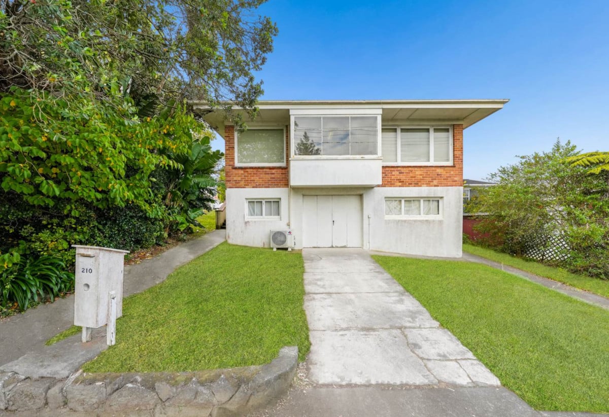 809m2 section, 200m2 Brick and tile 4 beds 1.5 baths house with garage, close to schools, shops, 1 km to Glenavon School, 1.4 km to Avondale College, 210 Blockhouse Bay Road, Avondale, Auckland