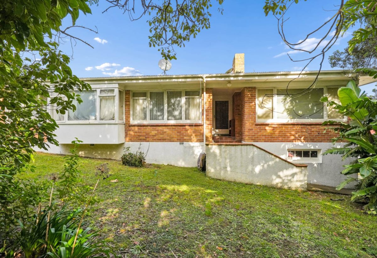 809m2 section, 200m2 Brick and tile 4 beds 1.5 baths house with garage, close to schools, shops, 1 km to Glenavon School, 1.4 km to Avondale College, 210 Blockhouse Bay Road, Avondale, Auckland