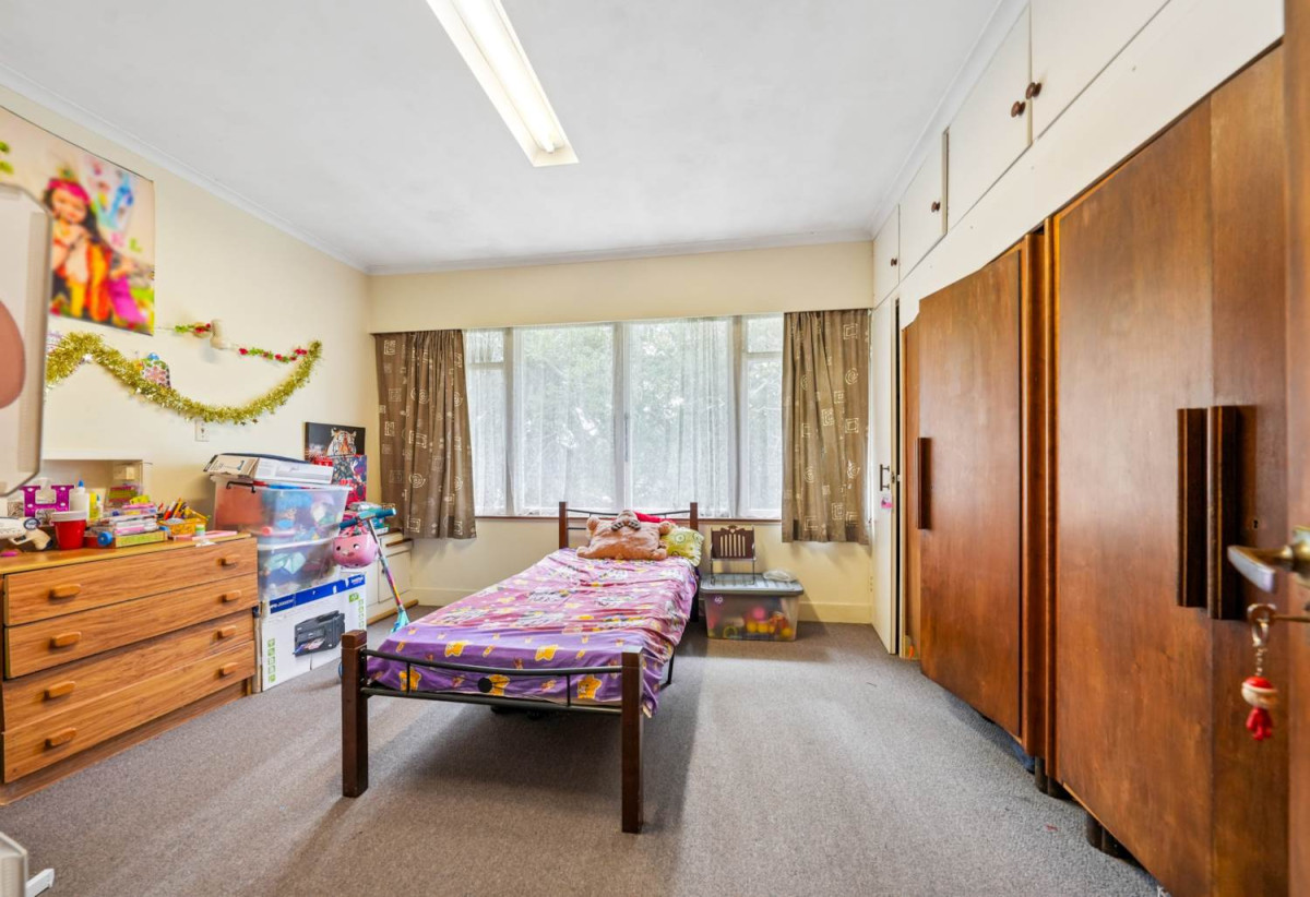 809m2 section, 200m2 Brick and tile 4 beds 1.5 baths house with garage, close to schools, shops, 1 km to Glenavon School, 1.4 km to Avondale College, 210 Blockhouse Bay Road, Avondale, Auckland