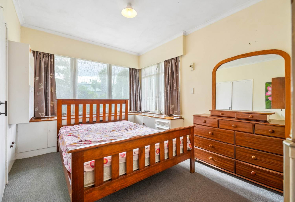 809m2 section, 200m2 Brick and tile 4 beds 1.5 baths house with garage, close to schools, shops, 1 km to Glenavon School, 1.4 km to Avondale College, 210 Blockhouse Bay Road, Avondale, Auckland