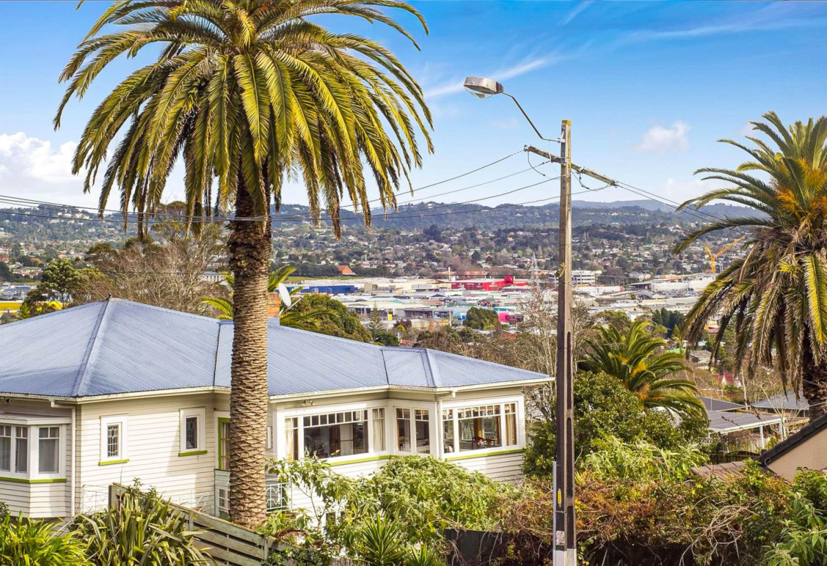 809m2 section, 200m2 Brick and tile 4 beds 1.5 baths house with garage, close to schools, shops, 1 km to Glenavon School, 1.4 km to Avondale College, 210 Blockhouse Bay Road, Avondale, Auckland