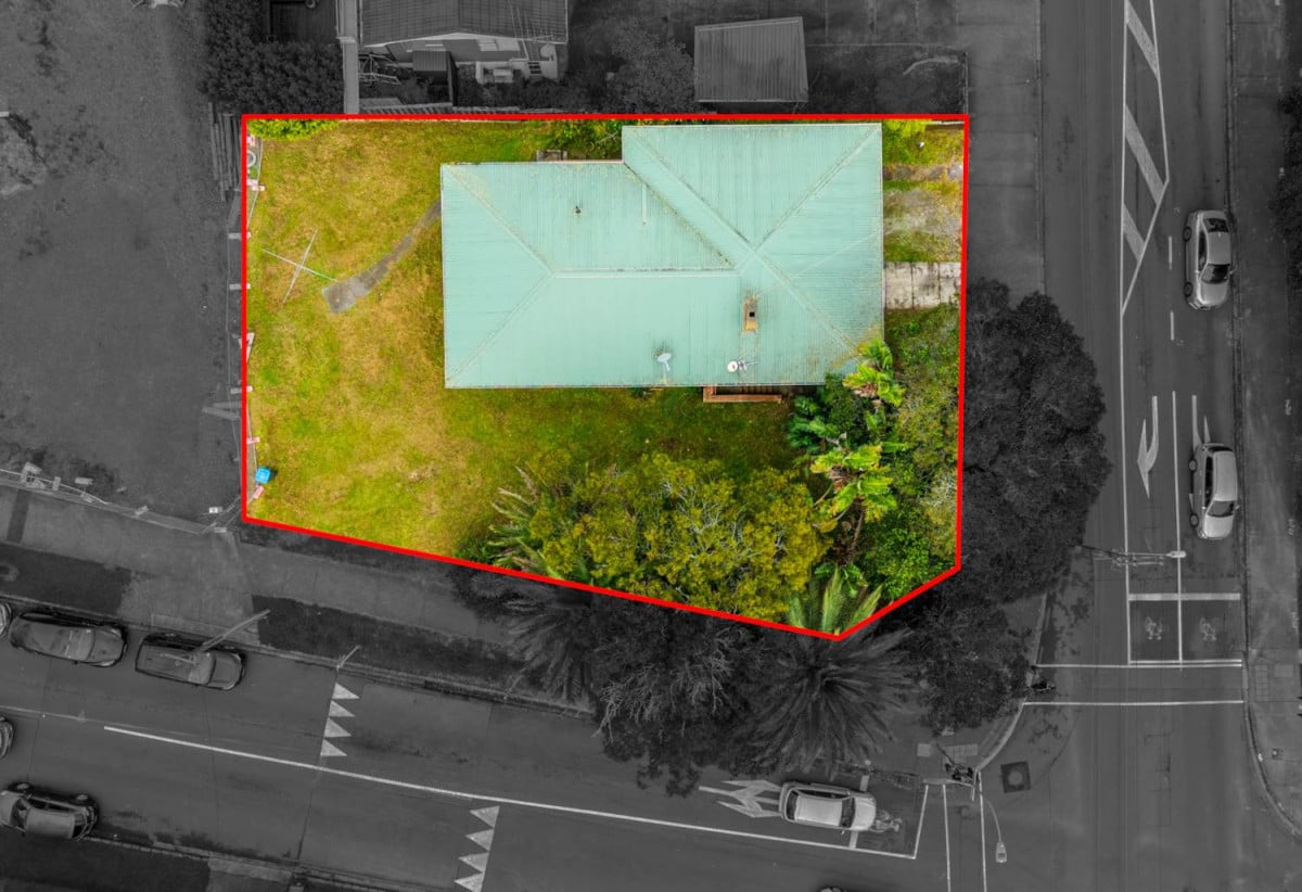 809m2 section, 200m2 Brick and tile 4 beds 1.5 baths house with garage, close to schools, shops, 1 km to Glenavon School, 1.4 km to Avondale College, 210 Blockhouse Bay Road, Avondale, Auckland