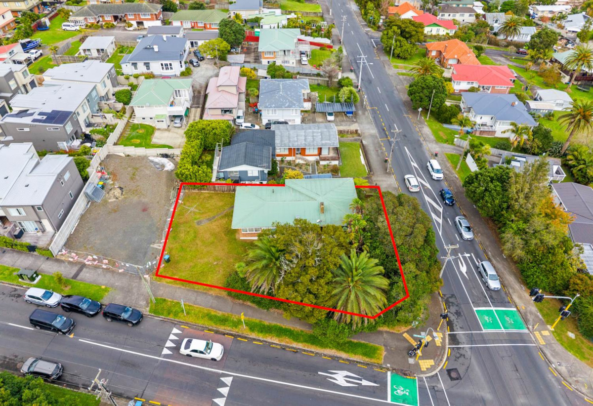 809m2 section, 200m2 Brick and tile 4 beds 1.5 baths house with garage, close to schools, shops, 1 km to Glenavon School, 1.4 km to Avondale College, 210 Blockhouse Bay Road, Avondale, Auckland