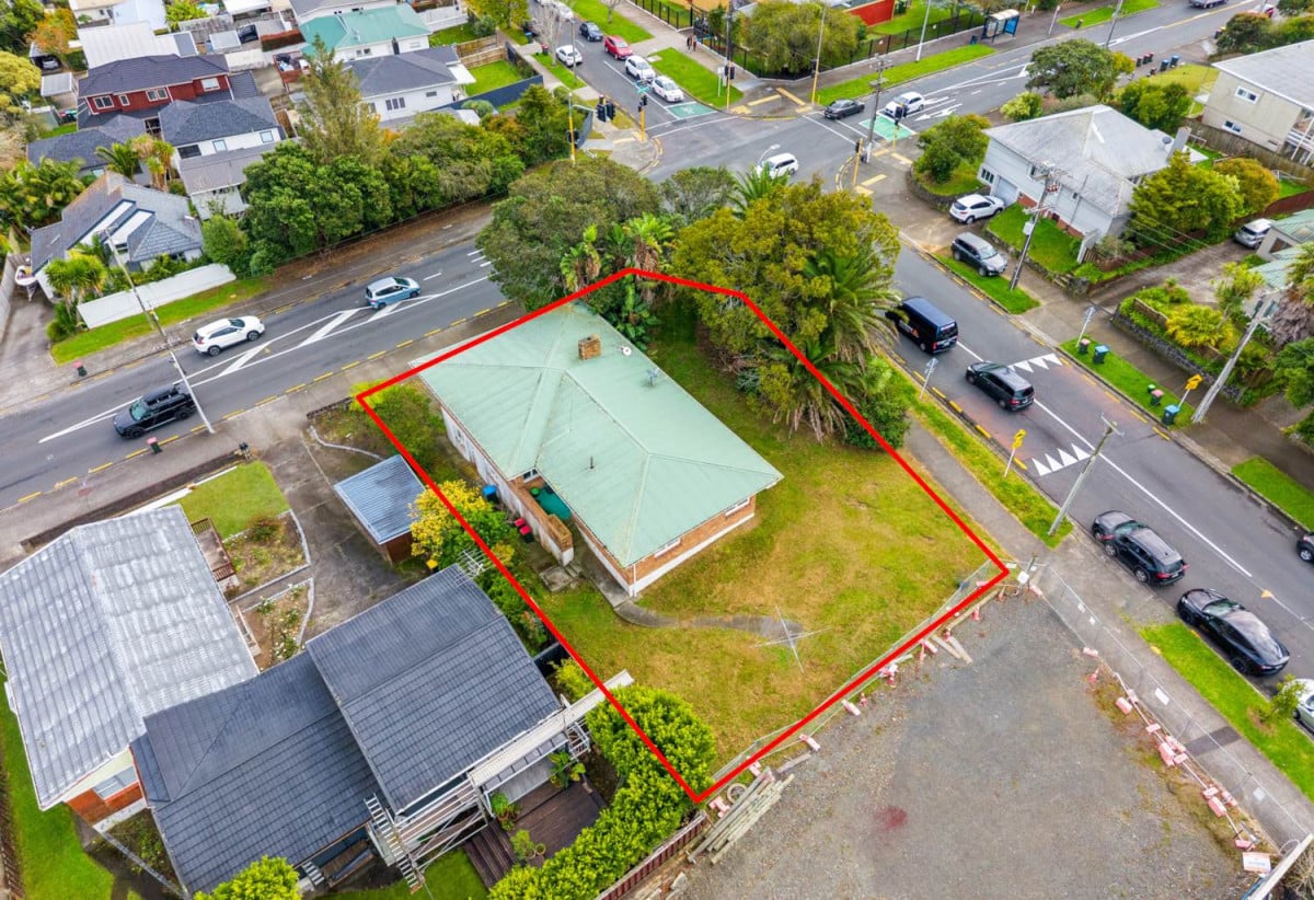 809m2 section, 200m2 Brick and tile 4 beds 1.5 baths house with garage, close to schools, shops, 1 km to Glenavon School, 1.4 km to Avondale College, 210 Blockhouse Bay Road, Avondale, Auckland