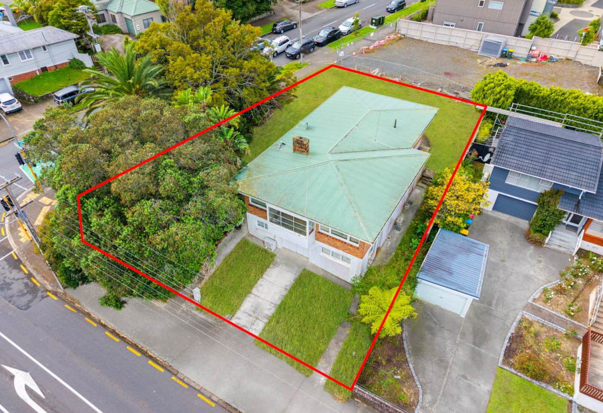 809m2 section, 200m2 Brick and tile 4 beds 1.5 baths house with garage, close to schools, shops, 1 km to Glenavon School, 1.4 km to Avondale College, 210 Blockhouse Bay Road, Avondale, Auckland