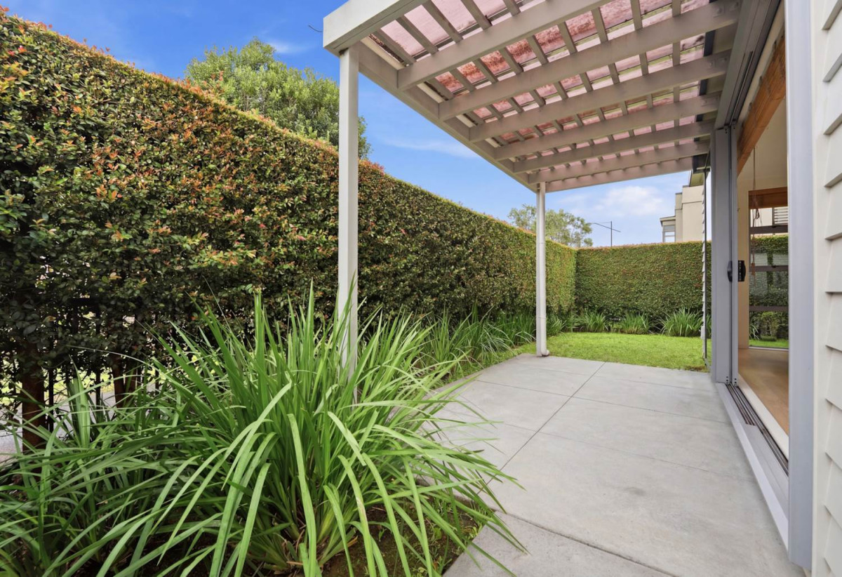 Built by Fletcher Living, Freehold 3 beds 2.5 baths home with garage, close to shops, supermarkets, 0.2 km to Stonefields School, 10 Flax Place, Stonefields, Auckland