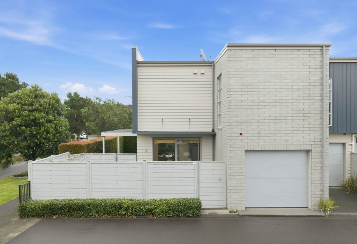 Built by Fletcher Living, Freehold 3 beds 2.5 baths home with garage, close to shops, supermarkets, 0.2 km to Stonefields School, 10 Flax Place, Stonefields, Auckland