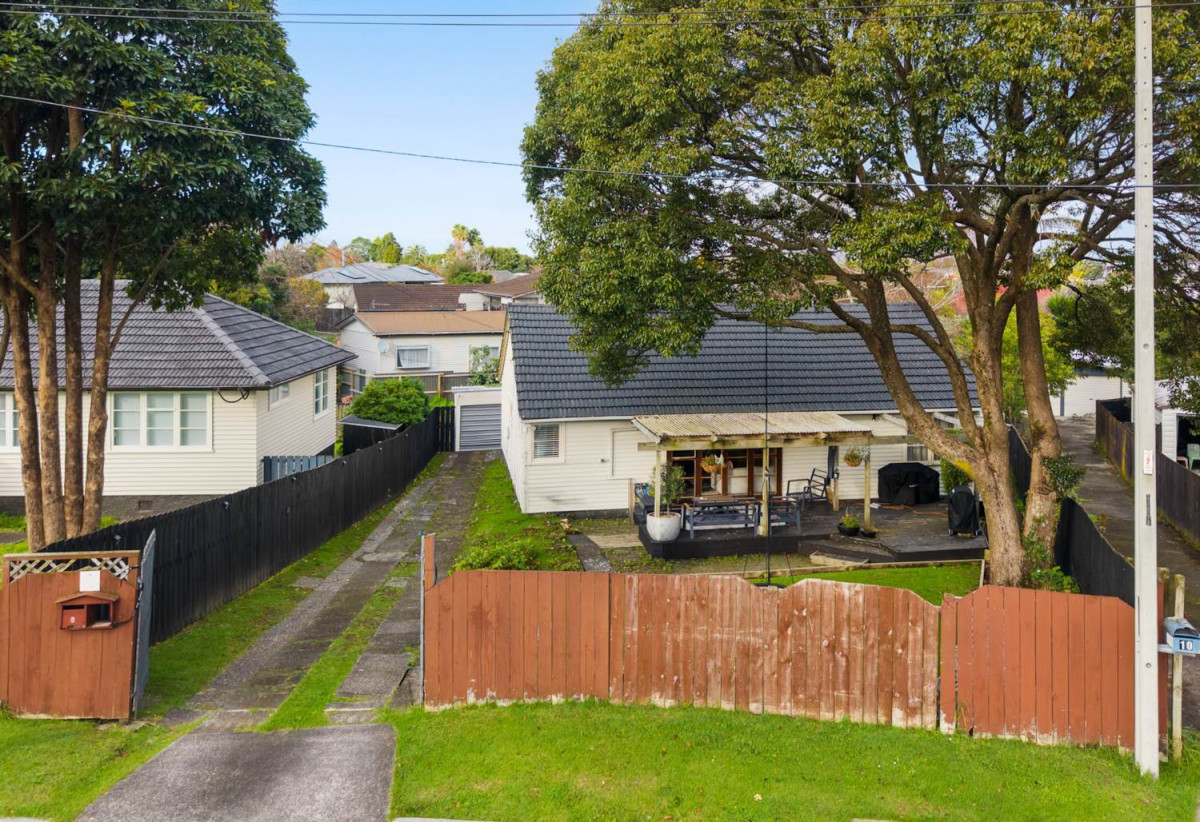740m² Home or 2,616m² Combined Opportunity, 3 beds 1 bath house with garage, (0 & 12 Tui Crescent, Manurewa are now on the market for sale), Zoned Mixed Housing Urban, close to schools, town centre, 0.5 km to Manurewa South School, 8 Tui Crescent, Manurewa, Auckland