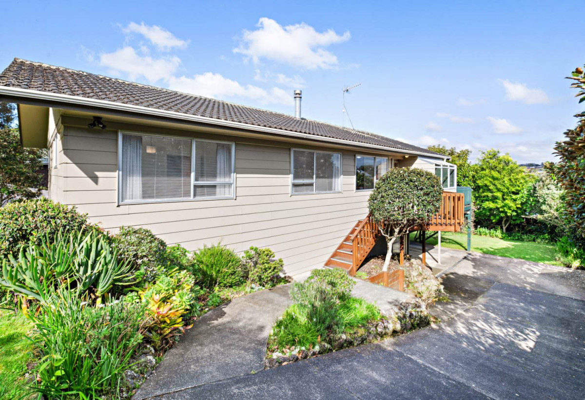 685m2 section, Nearby Botany Downs School, 3 beds + study room 1 bath house with carport and downstairs Renovated rumpus room, Walking distance to the Cascade Walkway,, close to schools, shopping centres, 56 Mirrabooka Avenue, Botany Downs, Auckland