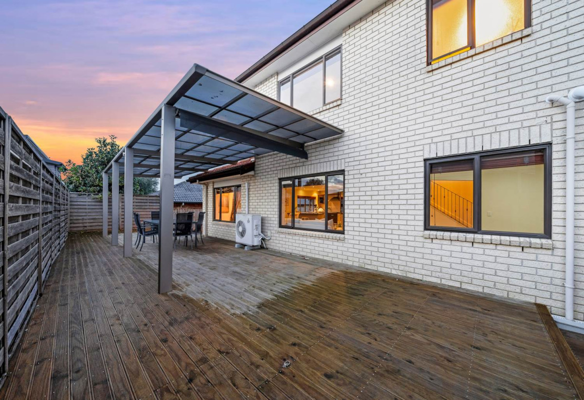 Must sell, Vendor Going Overseas, 4 beds + study area 3 baths house with double garage, close to schools, shopping centres, parks, 0.7 km to Ormiston Senior College and Mission Heights Junior College, 19 Malahide Drive, Flat Bush, Auckland