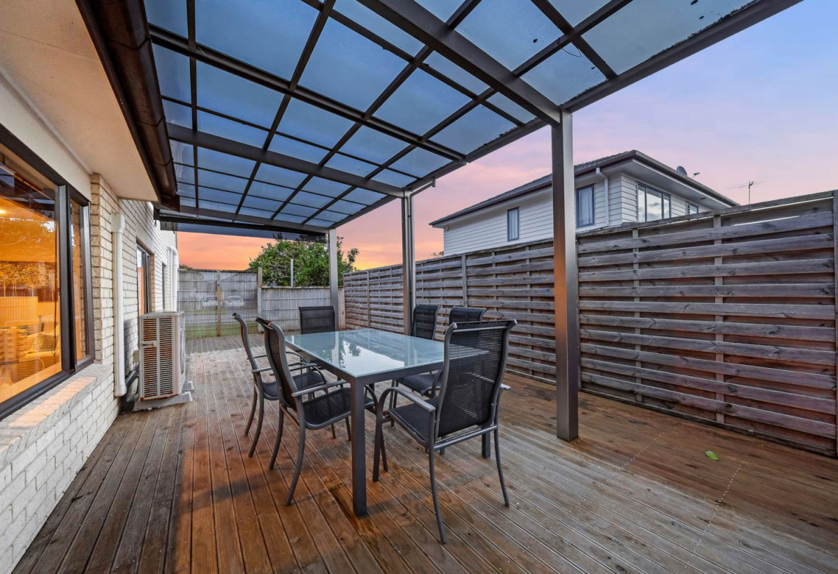 Must sell, Vendor Going Overseas, 4 beds + study area 3 baths house with double garage, close to schools, shopping centres, parks, 0.7 km to Ormiston Senior College and Mission Heights Junior College, 19 Malahide Drive, Flat Bush, Auckland