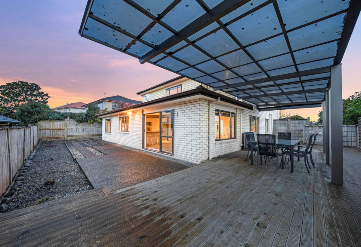 Must sell, Vendor Going Overseas, 4 beds + study area 3 baths house with double garage, close to schools, shopping centres, parks, 0.7 km to Ormiston Senior College and Mission Heights Junior College, 19 Malahide Drive, Flat Bush, Auckland