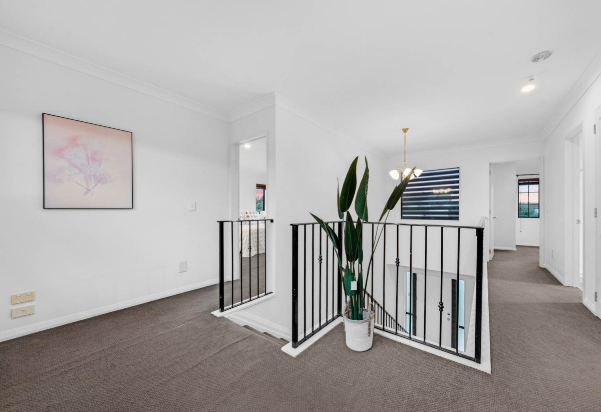 Must sell, Vendor Going Overseas, 4 beds + study area 3 baths house with double garage, close to schools, shopping centres, parks, 0.7 km to Ormiston Senior College and Mission Heights Junior College, 19 Malahide Drive, Flat Bush, Auckland