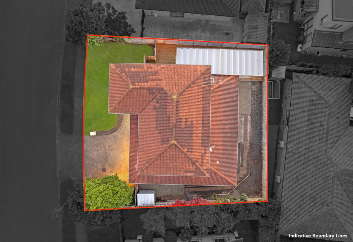 Must sell, Vendor Going Overseas, 4 beds + study area 3 baths house with double garage, close to schools, shopping centres, parks, 0.7 km to Ormiston Senior College and Mission Heights Junior College, 19 Malahide Drive, Flat Bush, Auckland