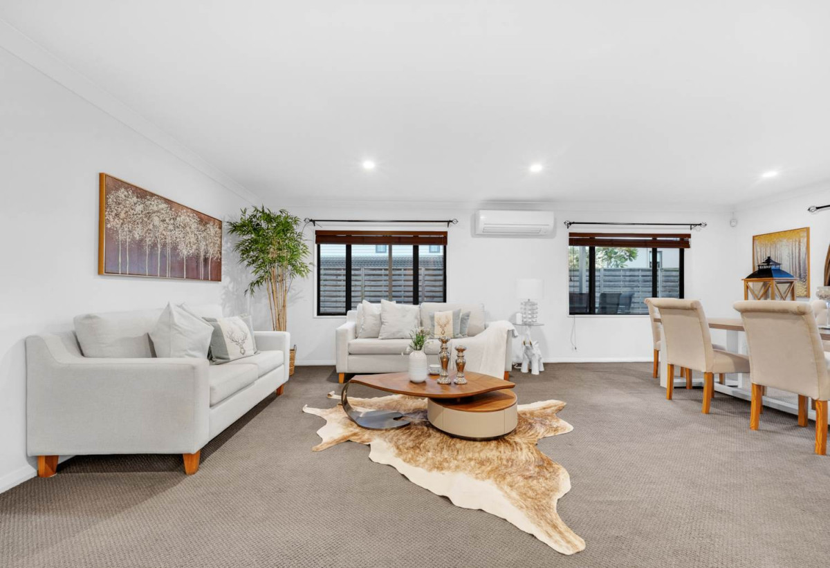 Must sell, Vendor Going Overseas, 4 beds + study area 3 baths house with double garage, close to schools, shopping centres, parks, 0.7 km to Ormiston Senior College and Mission Heights Junior College, 19 Malahide Drive, Flat Bush, Auckland