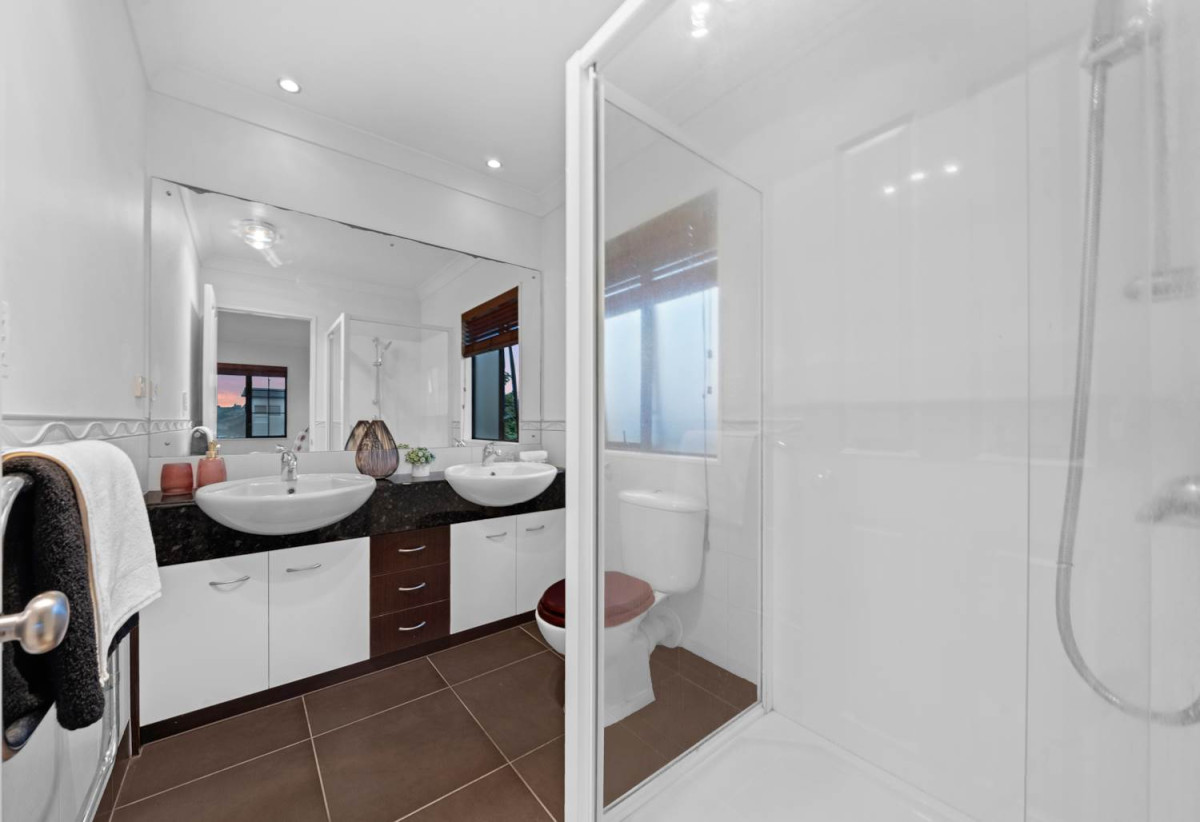 Must sell, Vendor Going Overseas, 4 beds + study area 3 baths house with double garage, close to schools, shopping centres, parks, 0.7 km to Ormiston Senior College and Mission Heights Junior College, 19 Malahide Drive, Flat Bush, Auckland