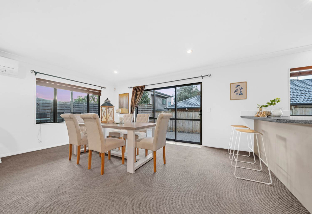 Must sell, Vendor Going Overseas, 4 beds + study area 3 baths house with double garage, close to schools, shopping centres, parks, 0.7 km to Ormiston Senior College and Mission Heights Junior College, 19 Malahide Drive, Flat Bush, Auckland