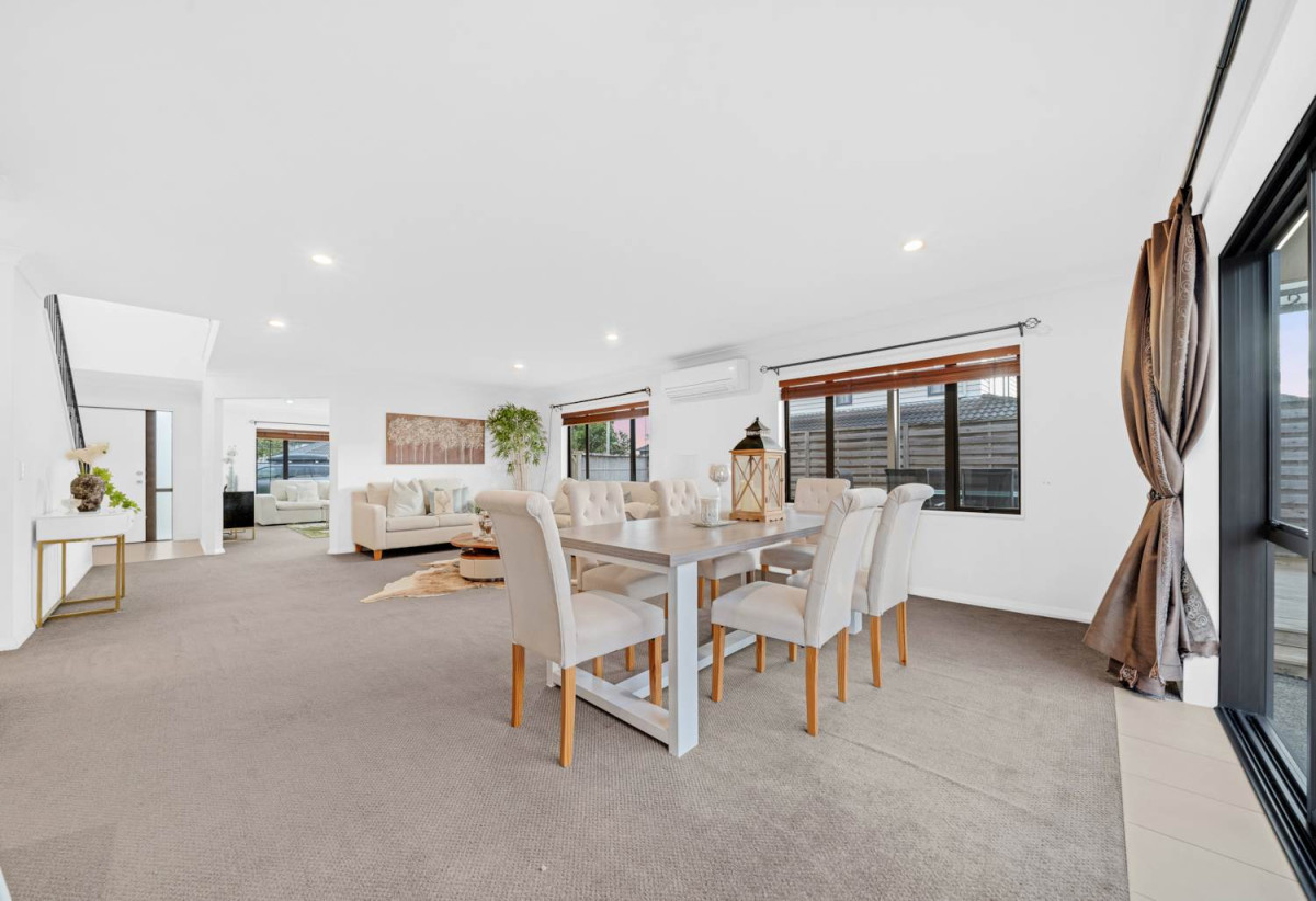 Must sell, Vendor Going Overseas, 4 beds + study area 3 baths house with double garage, close to schools, shopping centres, parks, 0.7 km to Ormiston Senior College and Mission Heights Junior College, 19 Malahide Drive, Flat Bush, Auckland