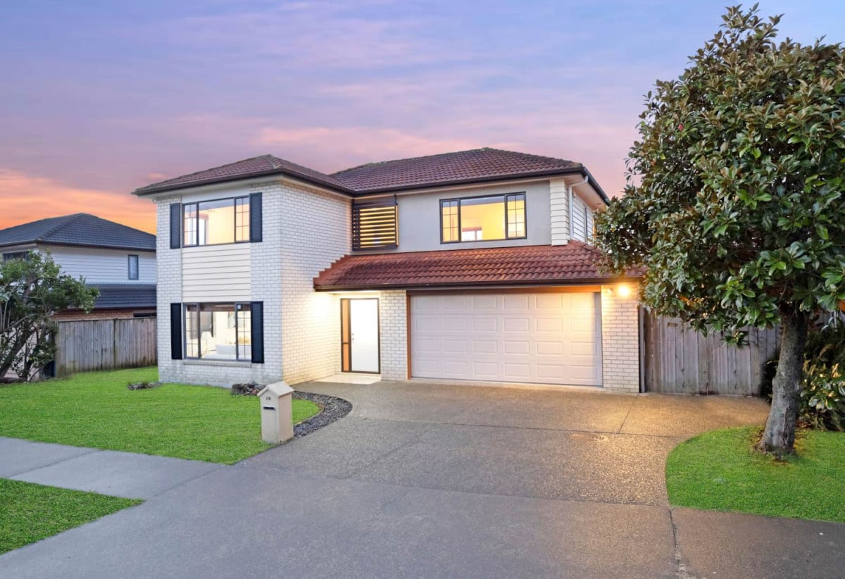 Must sell, Vendor Going Overseas, 4 beds + study area 3 baths house with double garage, close to schools, shopping centres, parks, 0.7 km to Ormiston Senior College and Mission Heights Junior College, 19 Malahide Drive, Flat Bush, Auckland