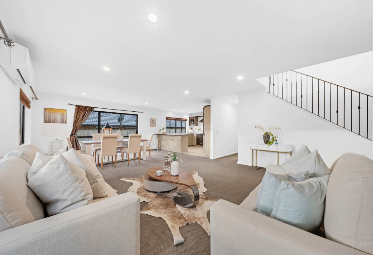 Must sell, Vendor Going Overseas, 4 beds + study area 3 baths house with double garage, close to schools, shopping centres, parks, 0.7 km to Ormiston Senior College and Mission Heights Junior College, 19 Malahide Drive, Flat Bush, Auckland