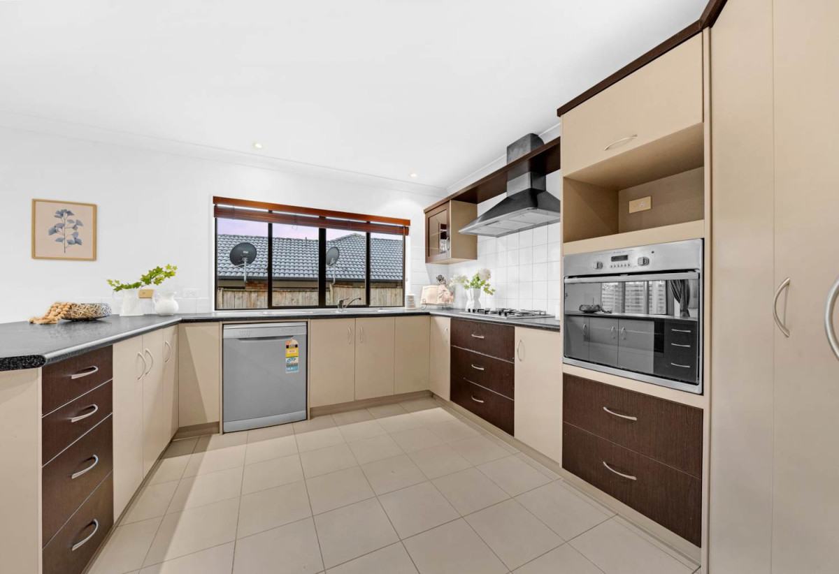 Must sell, Vendor Going Overseas, 4 beds + study area 3 baths house with double garage, close to schools, shopping centres, parks, 0.7 km to Ormiston Senior College and Mission Heights Junior College, 19 Malahide Drive, Flat Bush, Auckland