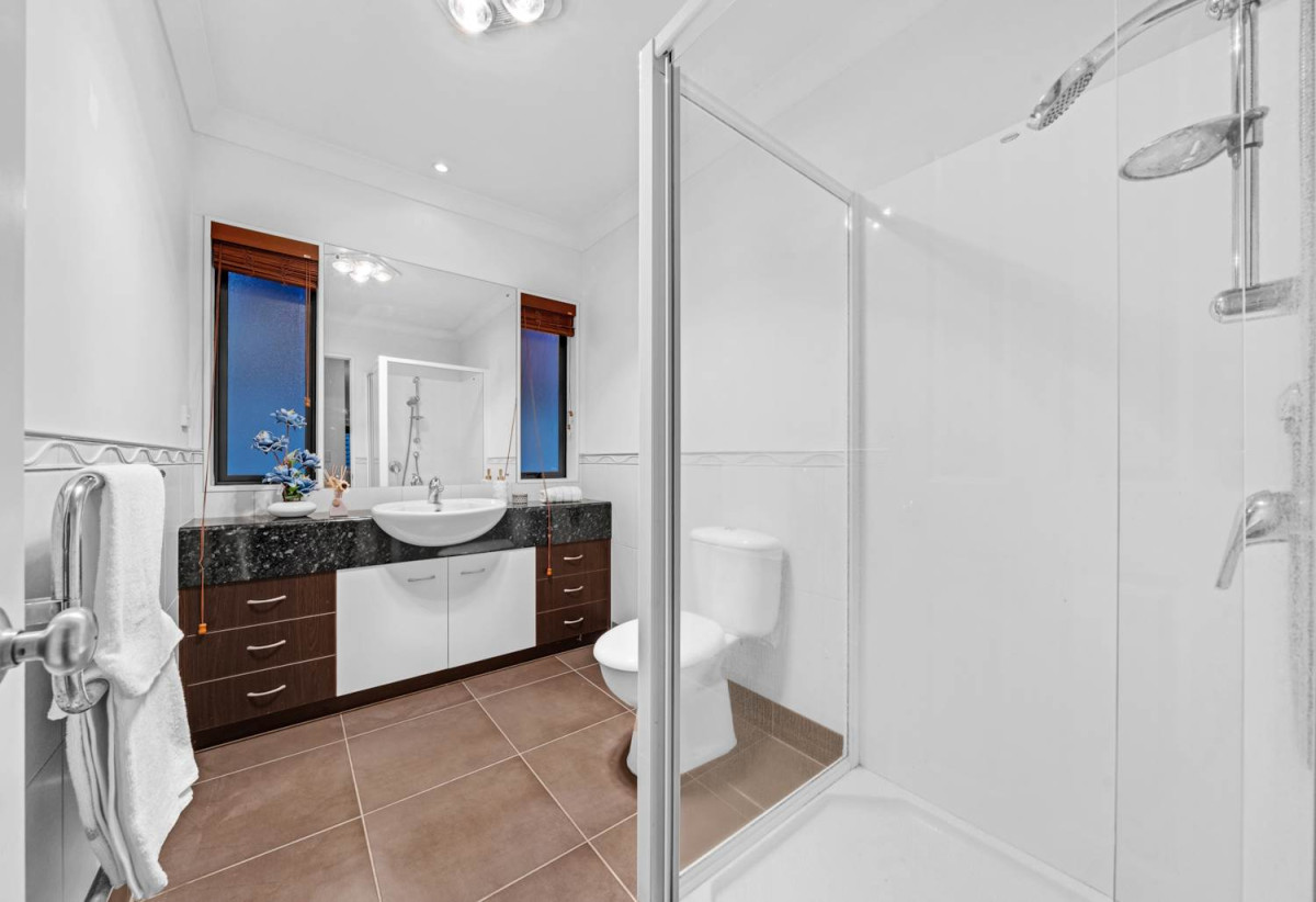 Must sell, Vendor Going Overseas, 4 beds + study area 3 baths house with double garage, close to schools, shopping centres, parks, 0.7 km to Ormiston Senior College and Mission Heights Junior College, 19 Malahide Drive, Flat Bush, Auckland