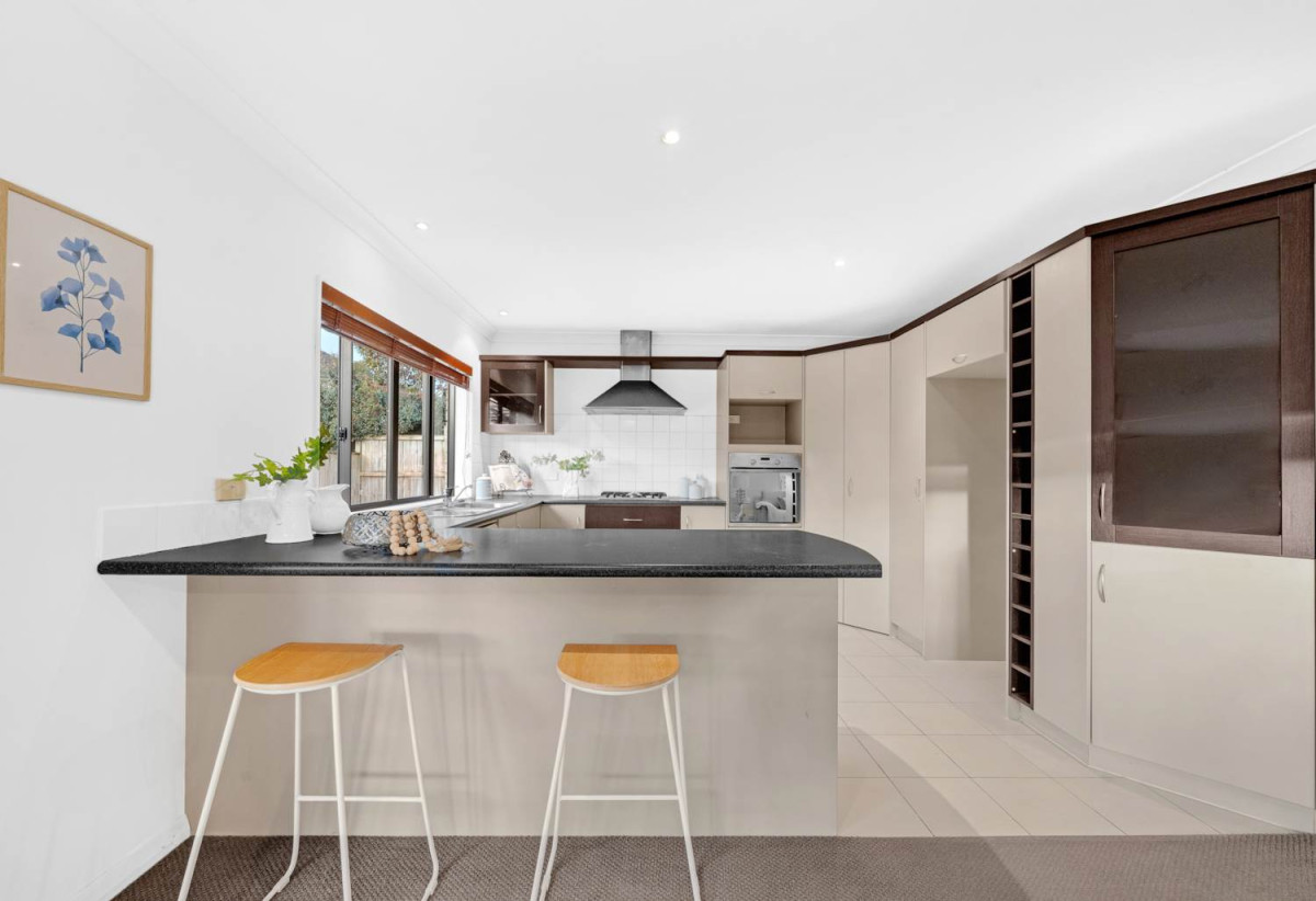 Must sell, Vendor Going Overseas, 4 beds + study area 3 baths house with double garage, close to schools, shopping centres, parks, 0.7 km to Ormiston Senior College and Mission Heights Junior College, 19 Malahide Drive, Flat Bush, Auckland