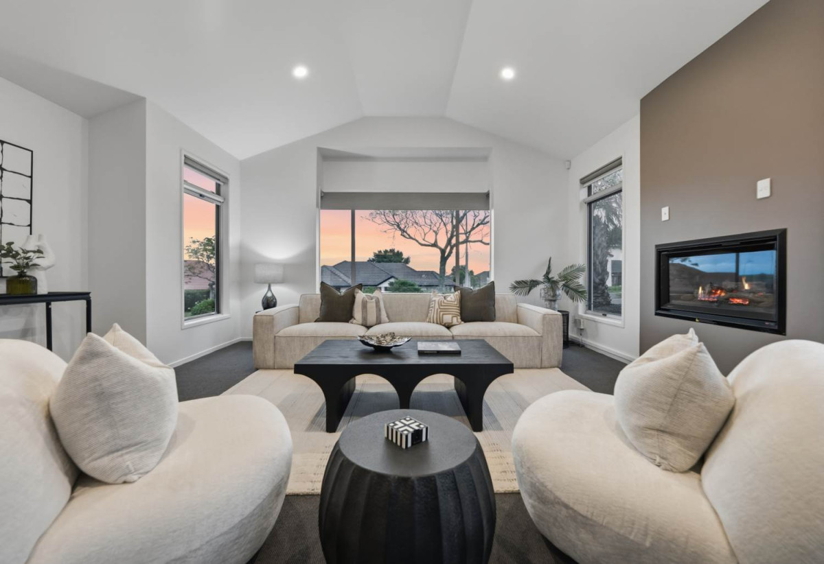 782m2 section, Botany Downs Secondary College zone, Renovated 4 beds 2 baths house with double garage, within easy walking distance to Botany Town Centre, 0.6 km to Point View School, 0.8 km to Botany Downs Secondary College, 3 Balbriggan Rise, Dannemora, Auckland